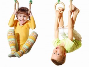 copii-care-fac-sport-la-inele-300x229